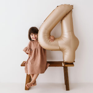 bambina durante una sessione fotografica per il suo 4 compleanno in studio a Verbania