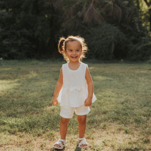 bambina durante un servizio fotografico di famiglia in esterno