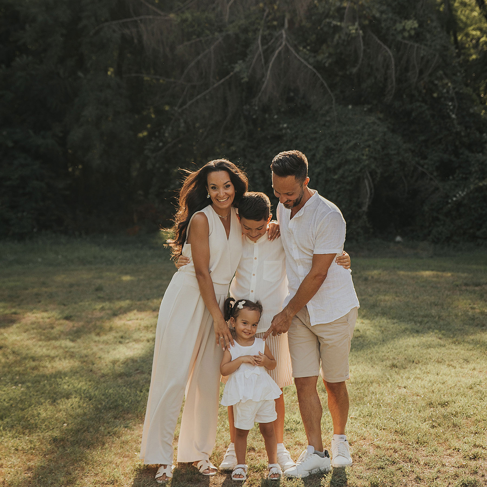 servizio fotografico di famiglia in esterno in un prato