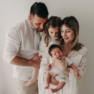 servizio fotografico famiglia con neonato e primo figlio