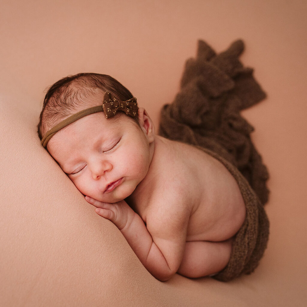 neonato avvolto che dorme durante le fotografie in studio a Verbania