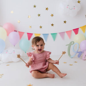 bambina su set fotografico arcobaleno