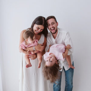 giochi in famiglia in studio fotografico