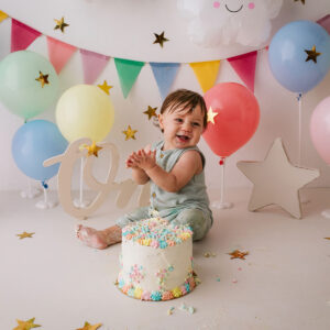 Festeggiamento del primo compleanno di un bambino con torta per un servizio fotografico smashcake