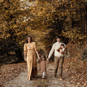 famiglia con due figli per servizio fotografico in autunno