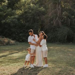 famiglia con due figli per servizio fotografico in estate