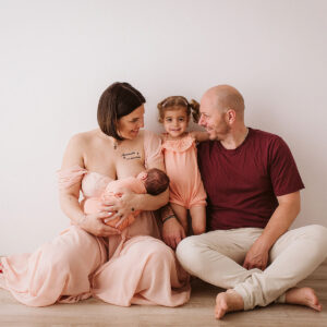 servizio fotografico famiglia con neonato e primo figlio in studio a Verbania