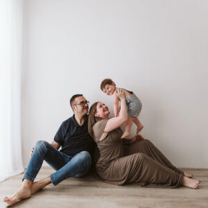 famiglia con primo figlio durante le fotografie in studio