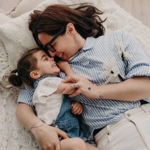 mamma e figlia durante il servizio fotografico festa della mamma