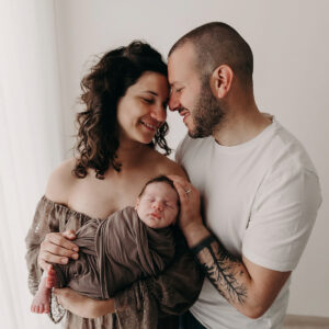 Neo genitori con neonato durante il servizio fotografico newborn in studio da Stefania Masi la fotografa di famiglia