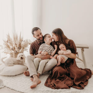 Servizio fotografico newborn di famiglia in studio a Verbania da Stefania Masi